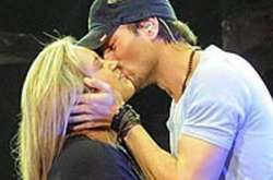 Энрике Иглесиас поцеловал фанатку