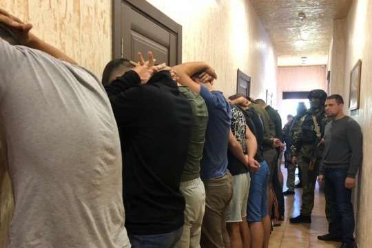 В одеському готелі поліція затримала 25 озброєних до зубів чоловіків