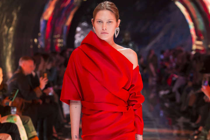 Balenciaga весна-лето 2019 - Видеотунель и «нео-портняжные» луки: Необычный показ Balenciaga весна-лето 2019