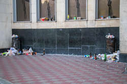  Після концерту біля стадіону залишилися купи сміття 