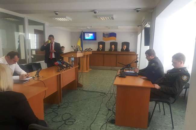 Адвокат Януковича виступає в суді з промовою вже 27 годин 