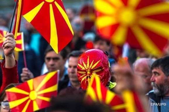 Столтенберг і Туск закликали Македонію до «руху вперед»