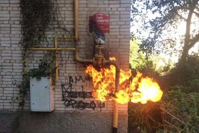 На вулиці Коріатовичів у будинку загорівся газовий стояк (фотофакт)
