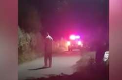 Чоловік із сокирою кидався на автомобіль поліції