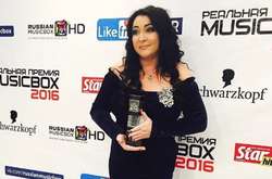 Запрещенная в Украине певица выругалась матом на сцене российской премии 