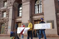 Кияни під столичною мерією закликають не закривати кінотеатри