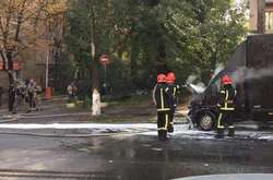 Пожежа сталася в автомобілі на Дегтярівській