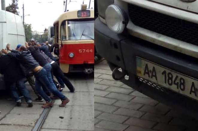 «Герой паркування» заблокував рух трамваїв у Києві (фото)