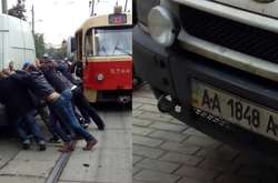 «Герой паркування» заблокував рух трамваїв у Києві (фото)