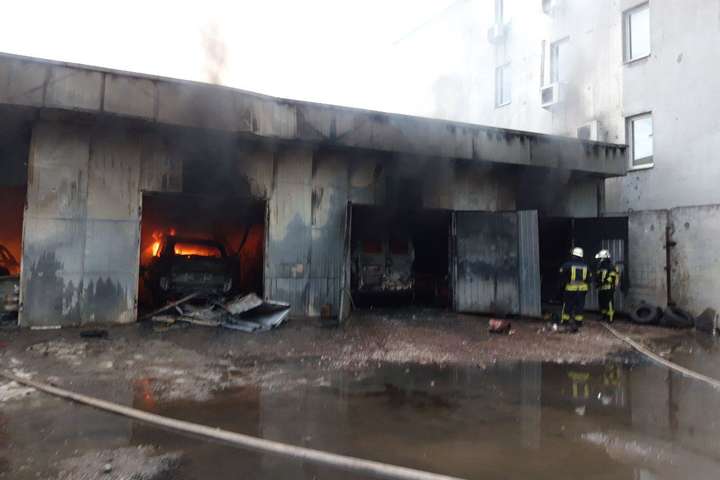Масштабна пожежа сталася в ангарі з автомобілями на СТО в Києві 