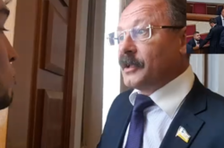 Нардеп Барна «послав на три букви» журналіста через запитання про кнопкодавство (відео)