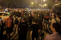  Ввечері 2 жовтня до будівлі Національної Асамблеї у Єревані вийшли тисячі протестувальників  