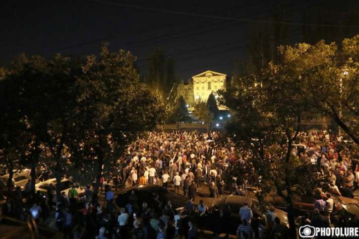 Протестувальники увірвалися на територію парламенту Вірменії 