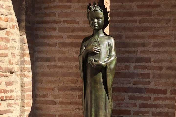 У Франції відкрили подарований Києвом пам'ятник королеві Анні Ярославні 