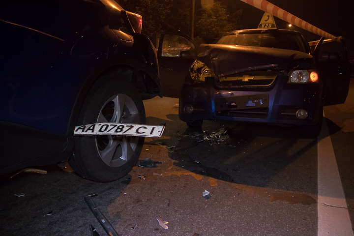На Троєщині неадекватний водій таксі протаранив Toyota (фото, відео)