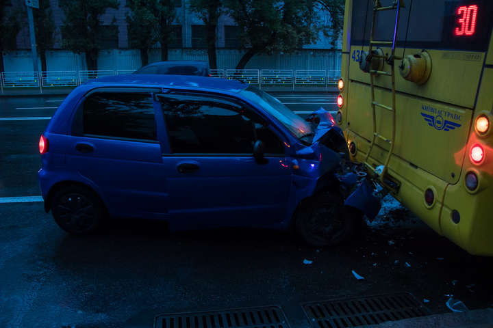 У Києві Daewoo на повній швидкості врізався у тролейбус