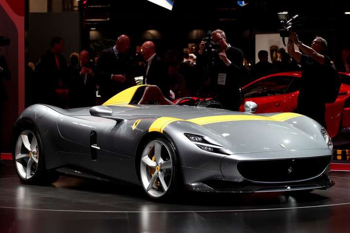 Ferrari представила у Парижі суперкар, якого випустять лише 200 штук 