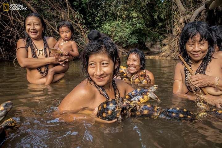 Невероятные фото, описывающие жизнь «самого исчезающего племени в мире»