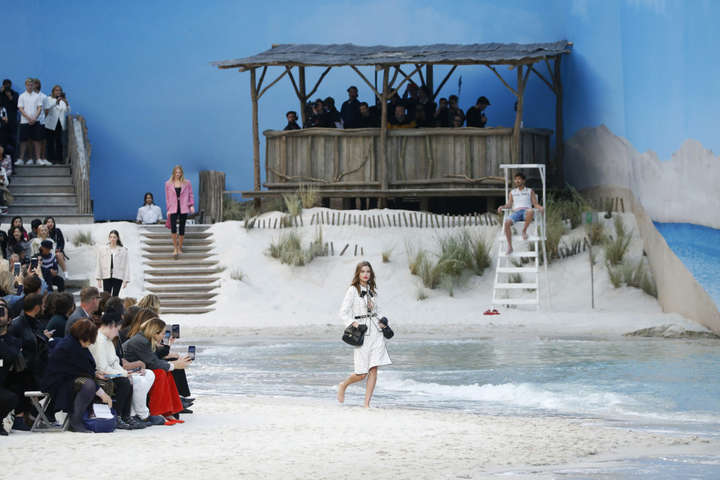 Chanel весна-лето 2019 - Прогулка вдоль берега: В Париже состоялся невероятный показ Chanel весна-лето 2019
