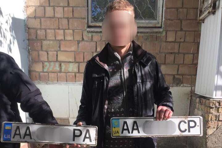 У Києві впіймали крадія номерних знаків з автівок (фото)