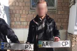 У Києві впіймали крадія номерних знаків з автівок (фото)