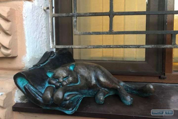 Скульптура улюбленого кота Жванецького знову прикрашає підвіконня Всесвітнього клубу одеситів