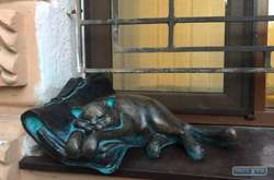 Скульптура улюбленого кота Жванецького знову прикрашає підвіконня Всесвітнього клубу одеситів