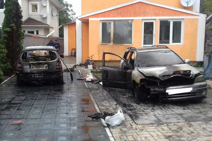 Під Києвом на приватному подвір'ї згоріли два автомобілі