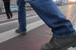 У Литві заборонили пішоходам говорити по телефону на «зебрі»