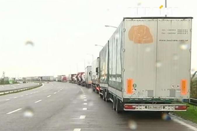 На українсько-польському застрягли сотні вантажівок