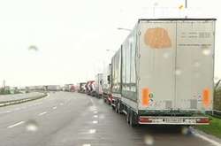 На українсько-польському застрягли сотні вантажівок