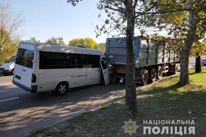 У Миколаєві маршрутка з пасажирами влетіла у вантажівку: восьмеро постраждалих