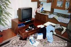 Погрожуючи пенсіонерці фізичною розправою, зловмисник зв’язав їй руки, нишпорив по кімнатах, шукаючи гроші