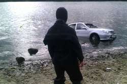 У Києві з Дніпра дістали автомобіль з тілом чоловіка (фото)