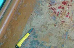 Жінка зяла канцелярський ніж та нанесла сину один поріз по шиї