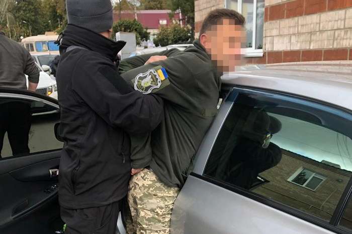 У Хмельницькій області на хабарі затримали керівника військкомату