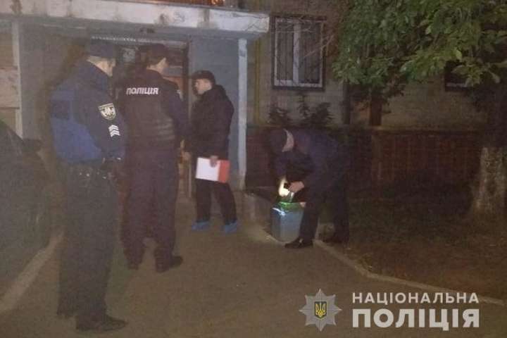 У Києві у під’їзді будинку сталася стрілянина: поранено чоловіка