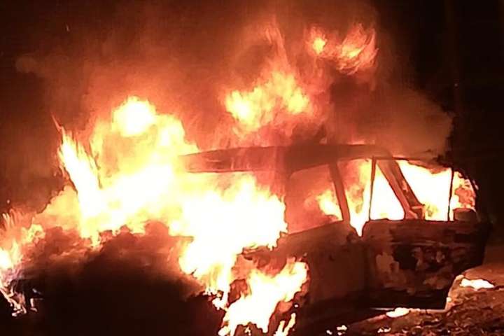 Знову палають автомобілі: на Подолі згорів ВАЗ