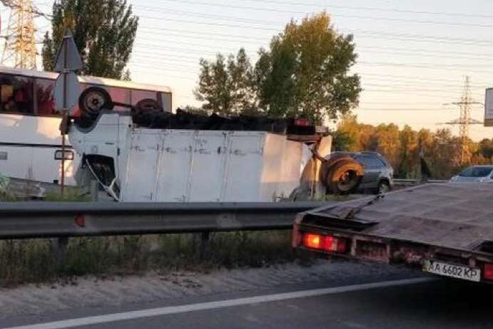 Серйозна ДТП на Оболоні: вантажівка знесла відбійник і перекинулася 