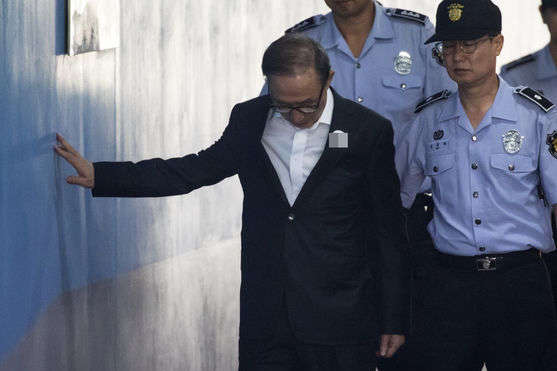 Екс-президента Південної Кореї ув’язнили на 15 років 