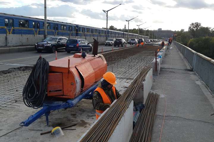 Дорожники звітують, як просувається ремонт на мосту Метро (фото)