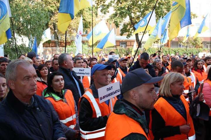 Профспілки газовиків збираються вивести тисячі людей через низькі зарплати