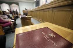 Новоизбранные члены ЦИК приняли присягу в парламенте