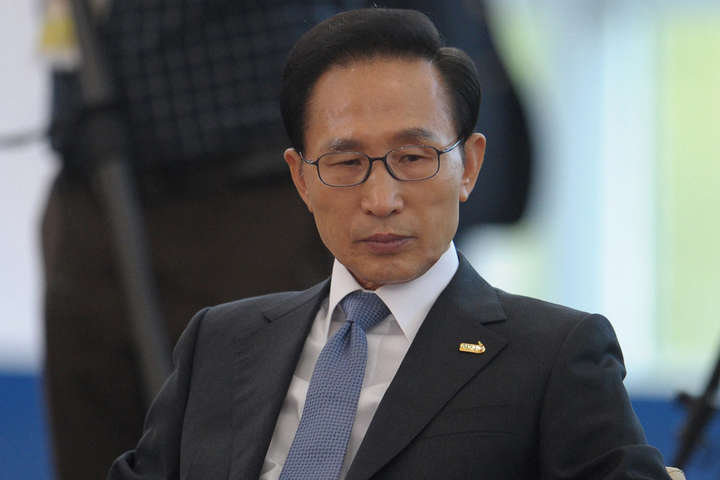 Экс-президента Южной Кореи приговорили к 15 годам тюрьмы за коррупцию