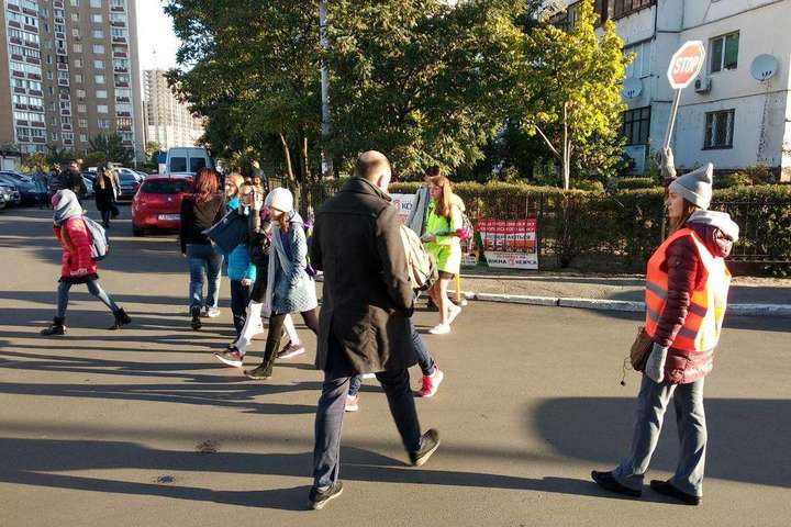 Задля безпеки дітей батьки учнів ліцею у Києві самі регулюють рух автівок