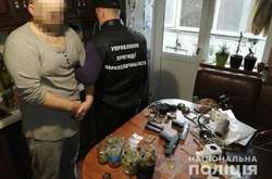Затримано киянина, який вирощував коноплю та зберігав зброю у квартирі