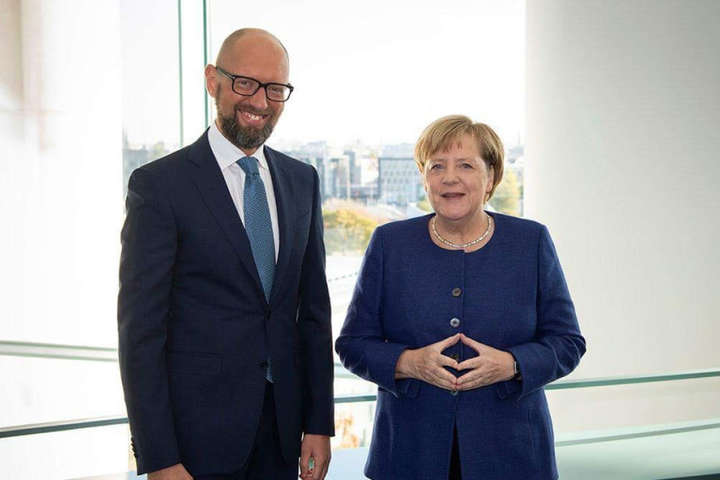 Яценюк зустрівся з Меркель і запевнив: Україна на порядку денному персонально канцлера Німеччини
