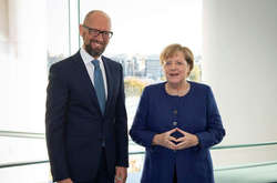 Яценюк зустрівся з Меркель і запевнив: Україна на порядку денному персонально канцлера Німеччини