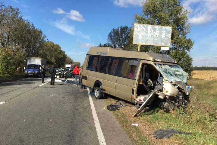 Під Києвом сталася смертельна ДТП: зіткнулися мікроавтобус і «Славута»