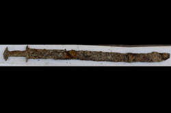 В Швеции восьмилетняя девочка нашла на берегу озера средневековый меч